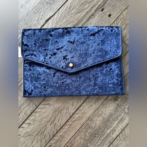 🛍️$5 SALE - BNWT Blue Crushed Velvet Clutch, brand unknown.